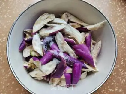 Make A five-flower eggplant fan step 2
