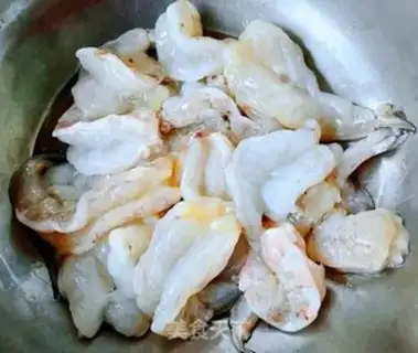 Make Fried shrimp steamed eggs step 2