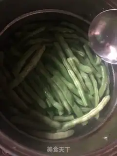Make Home-cooked bean hornfish step 1