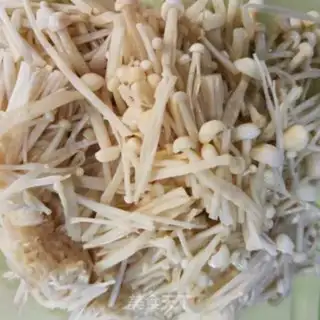 Make Tomato egg mushroom soup step 1