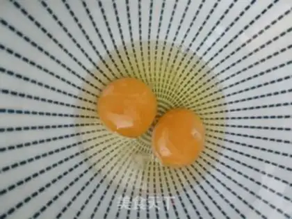 Make Scrambling tea and eggs step 1