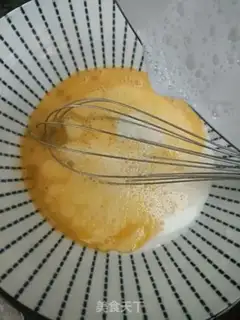 Make Scrambling tea and eggs step 3