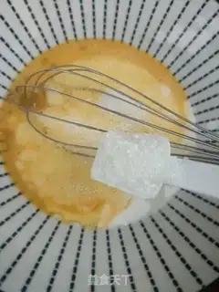 Make Scrambling tea and eggs step 4