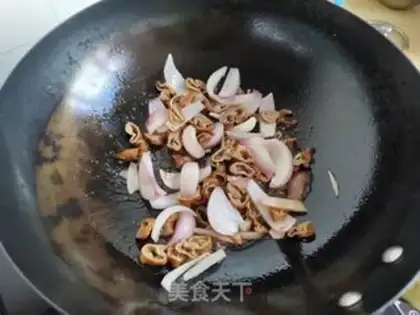 Make Onion cucumber and fatty intestines step 3