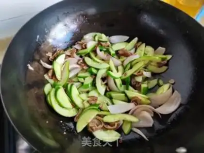 Make Onion cucumber and fatty intestines step 4