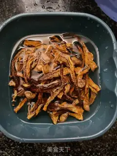 Make Chicken bones and deer mushroom soup step 1