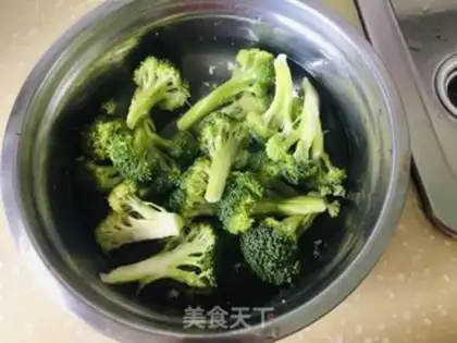 Make Onion oil broccoli step 1