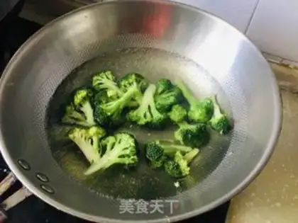 Make Onion oil broccoli step 2