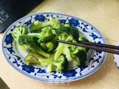 Make Onion oil broccoli step 3