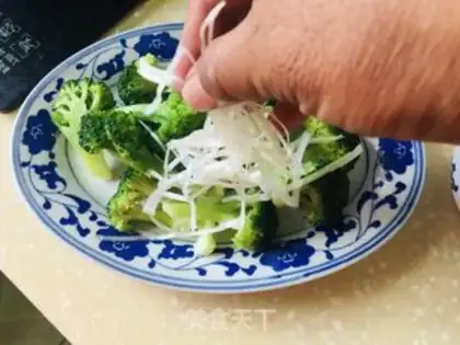 Make Onion oil broccoli step 4