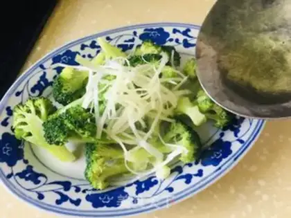 Make Onion oil broccoli step 6