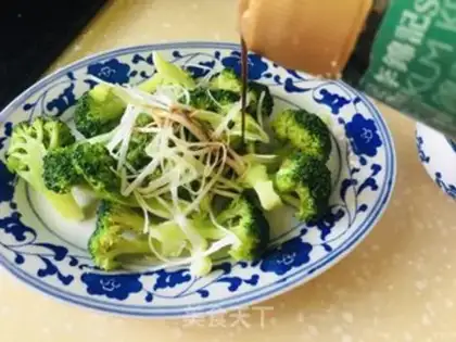 Make Onion oil broccoli step 7