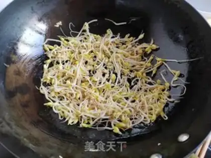 Make Green bean sprouts with fried eggs step 4
