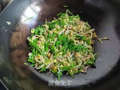 Make Green bean sprouts with fried eggs step 5