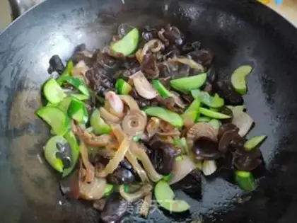 Make The black cucumber with the pig roll step 6