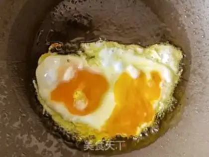 Make Fried eggs and emptiness step 1