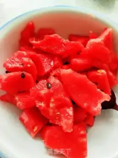 Make Watermelon freezes on milk step 1
