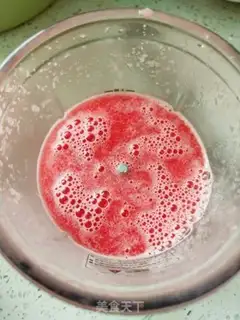 Make Watermelon freezes on milk step 3