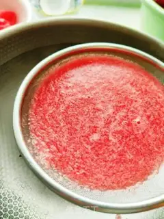 Make Watermelon freezes on milk step 4