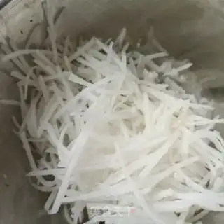 Make Shrimp stew for a white radish fan step 0