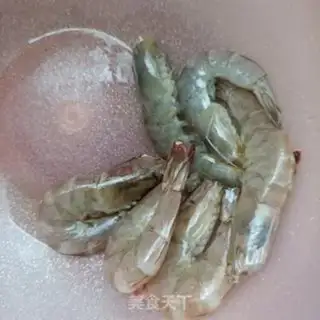 Make Shrimp stew for a white radish fan step 1