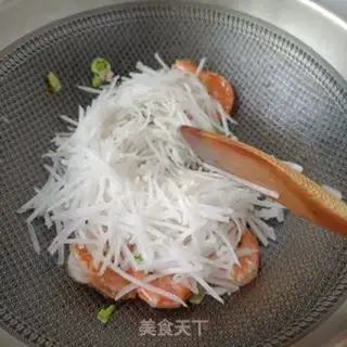 Make Shrimp stew for a white radish fan step 6