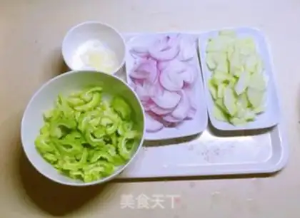 Make Onion fried melons step 1