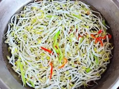 Make Sour green bean sprouts step 1