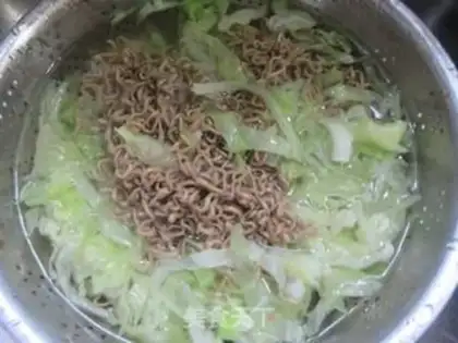 Make Chicken gravy with cabbage and flour step 4
