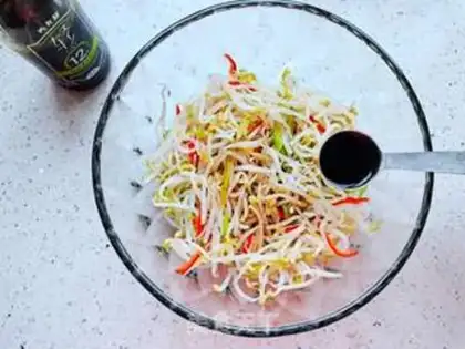Make Sour green bean sprouts step 2