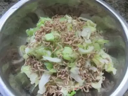 Make Chicken gravy with cabbage and flour step 5