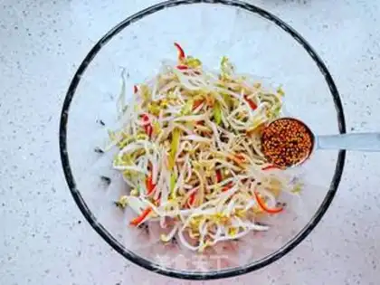 Make Sour green bean sprouts step 4