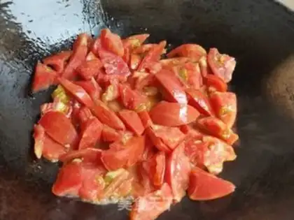 Make Tomato fried eggs step 4