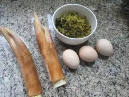 Make Pickles whips fried eggs step 0