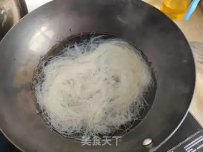 Make Onion egg mushroom noodles step 1