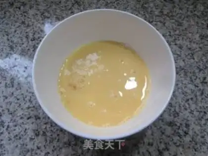 Make Pickles whips fried eggs step 1