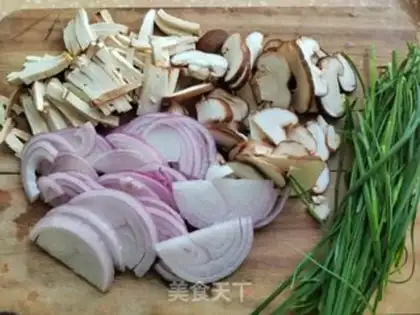 Make Onion egg mushroom noodles step 3
