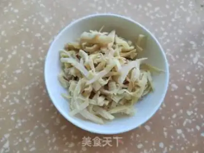 Make Onion egg mushroom noodles step 5