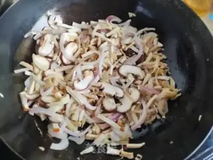 Make Onion egg mushroom noodles step 9