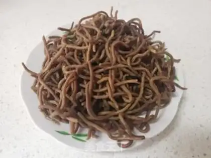 Make Pyramid eggs, crotch noodles step 0