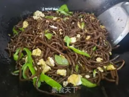Make Pyramid eggs, crotch noodles step 4