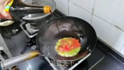 Make Tomato egg shaving noodles step 1