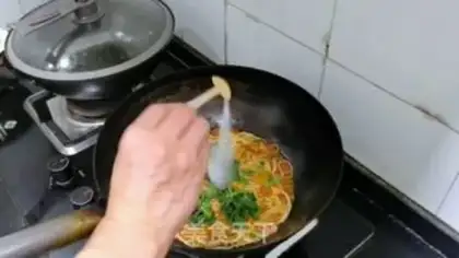 Make Tomato egg shaving noodles step 6