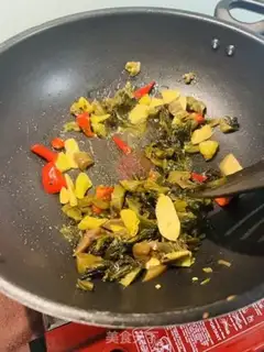 Make Sour-cracker omelet soup step 0
