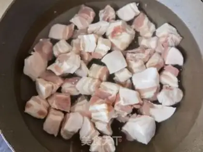 Make Red roast potato stew step 1