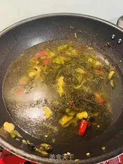 Make Sour-cracker omelet soup step 1