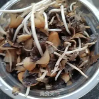 Make Willow mushroom egg soup step 1