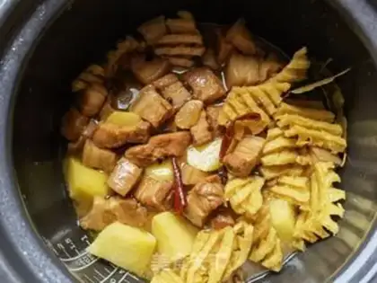 Make Red roast potato stew step 15