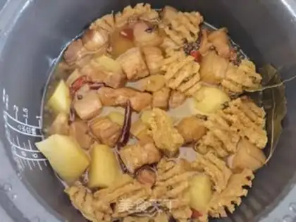 Make Red roast potato stew step 17