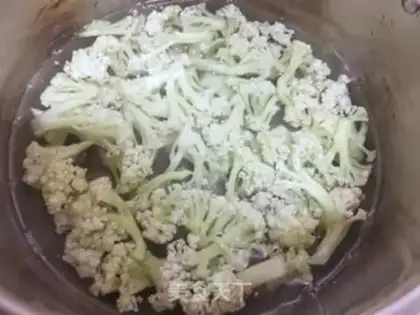 Make Tomato fried flowers step 2